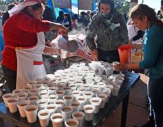 Foto de la galería: Autoridades de la EBY participaron de la celebración del 25 de Mayo con vecinos del barrio Fátima