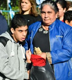 Foto de la galería: Autoridades de la EBY participaron de la celebración del 25 de Mayo con vecinos del barrio Fátima