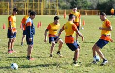 Foto de la galería: Sandro Bárbaro empezó su gestión como DT en Crucero del Norte