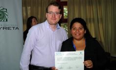 Foto de la galería: La EBY entrega certificados a egresados de informática  del programa “Conectando Futuro”