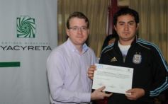 Foto de la galería: La EBY entrega certificados a egresados de informática  del programa “Conectando Futuro”