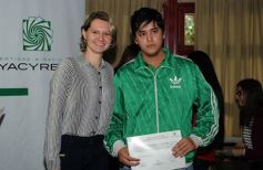 Foto de la galería: La EBY entrega certificados a egresados de informática  del programa “Conectando Futuro”