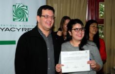 Foto de la galería: La EBY entrega certificados a egresados de informática  del programa “Conectando Futuro”