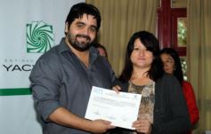 Foto de la galería: La EBY entrega certificados a egresados de informática  del programa “Conectando Futuro”