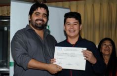 Foto de la galería: La EBY entrega certificados a egresados de informática  del programa “Conectando Futuro”