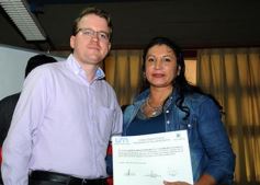 Foto de la galería: La EBY entrega certificados a egresados de informática  del programa “Conectando Futuro”