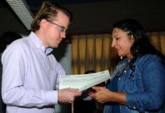 Foto de la galería: La EBY entrega certificados a egresados de informática  del programa “Conectando Futuro”