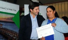 Foto de la galería: La EBY entrega certificados a egresados de informática  del programa “Conectando Futuro”