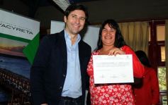 Foto de la galería: La EBY entrega certificados a egresados de informática  del programa “Conectando Futuro”