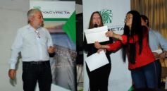 Foto de la galería: La EBY entrega certificados a egresados de informática  del programa “Conectando Futuro”