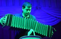 Foto de la galería: La Peña de la Librería 6 de Junio inundó de folklore al Club Alemán