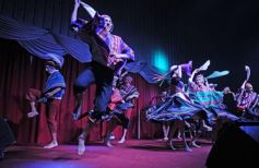 Foto de la galería: La Peña de la Librería 6 de Junio inundó de folklore al Club Alemán