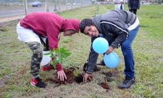 Foto de la galería: Aniversario de Emsa: jubilados de la empresa y estudiantes plantaron árboles en el Jardín Botánico