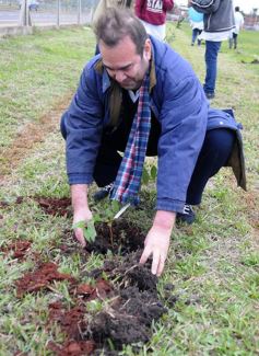 Foto de la galería: Aniversario de Emsa: jubilados de la empresa y estudiantes plantaron árboles en el Jardín Botánico