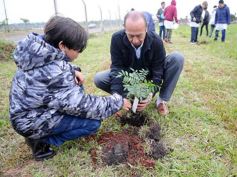 Foto de la galería: Aniversario de Emsa: jubilados de la empresa y estudiantes plantaron árboles en el Jardín Botánico