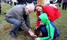 Foto de la galería: Aniversario de Emsa: jubilados de la empresa y estudiantes plantaron árboles en el Jardín Botánico