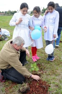 Foto de la galería: Aniversario de Emsa: jubilados de la empresa y estudiantes plantaron árboles en el Jardín Botánico
