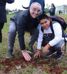 Foto de la galería: Aniversario de Emsa: jubilados de la empresa y estudiantes plantaron árboles en el Jardín Botánico