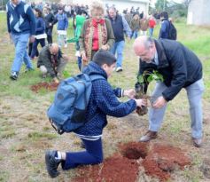 Foto de la galería: Aniversario de Emsa: jubilados de la empresa y estudiantes plantaron árboles en el Jardín Botánico