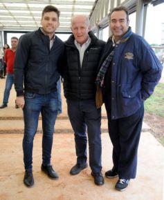 Foto de la galería: Aniversario de Emsa: jubilados de la empresa y estudiantes plantaron árboles en el Jardín Botánico