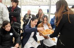Foto de la galería: Aniversario de Emsa: jubilados de la empresa y estudiantes plantaron árboles en el Jardín Botánico