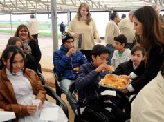 Foto de la galería: Aniversario de Emsa: jubilados de la empresa y estudiantes plantaron árboles en el Jardín Botánico
