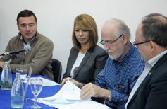Foto de la galería: Aniversario de Emsa: ofrenda floral en el cementerio y placa en La Tablada