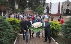 Foto de la galería: Aniversario de Emsa: ofrenda floral en el cementerio y placa en La Tablada