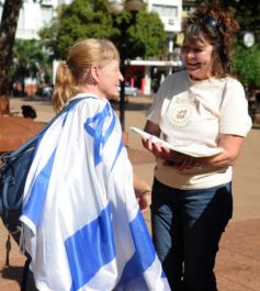 Foto de la galería: Misiones recordó a las víctimas de la AMIA con un acto en la plaza 9 de Julio