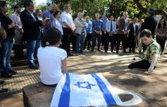 Foto de la galería: Misiones recordó a las víctimas de la AMIA con un acto en la plaza 9 de Julio