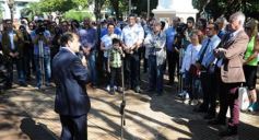 Foto de la galería: Misiones recordó a las víctimas de la AMIA con un acto en la plaza 9 de Julio