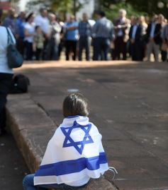 Foto de la galería: Misiones recordó a las víctimas de la AMIA con un acto en la plaza 9 de Julio