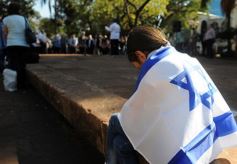 Foto de la galería: Misiones recordó a las víctimas de la AMIA con un acto en la plaza 9 de Julio