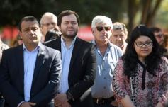 Foto de la galería: Misiones recordó a las víctimas de la AMIA con un acto en la plaza 9 de Julio