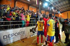 Foto de la galería: El público posadeño disfrutó del desafío mundialista entre Argentina y Colombia