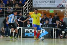 Foto de la galería: El público posadeño disfrutó del desafío mundialista entre Argentina y Colombia