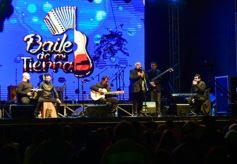 Foto de la galería: “Baile de mi tierra” convirtió a la plaza en una gran peña