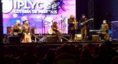 Foto de la galería: “Baile de mi tierra” convirtió a la plaza en una gran peña