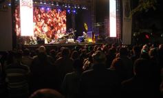 Foto de la galería: “Baile de mi tierra” convirtió a la plaza en una gran peña