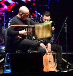 Foto de la galería: “Baile de mi tierra” convirtió a la plaza en una gran peña