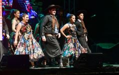 Foto de la galería: “Baile de mi tierra” convirtió a la plaza en una gran peña