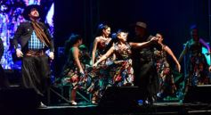 Foto de la galería: “Baile de mi tierra” convirtió a la plaza en una gran peña