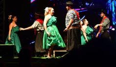 Foto de la galería: “Baile de mi tierra” convirtió a la plaza en una gran peña