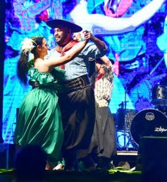 Foto de la galería: “Baile de mi tierra” convirtió a la plaza en una gran peña