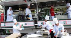 Foto de la galería: Solidaridad en la costanera posadeña: récord en elaboración y venta de pizza