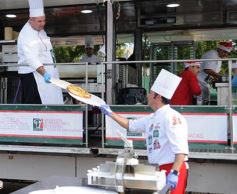 Foto de la galería: Solidaridad en la costanera posadeña: récord en elaboración y venta de pizza