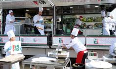 Foto de la galería: Solidaridad en la costanera posadeña: récord en elaboración y venta de pizza