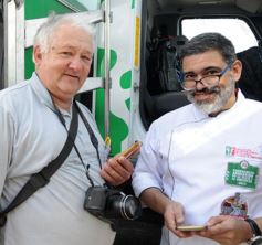 Foto de la galería: Solidaridad en la costanera posadeña: récord en elaboración y venta de pizza