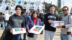 Foto de la galería: Solidaridad en la costanera posadeña: récord en elaboración y venta de pizza