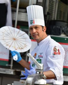 Foto de la galería: Solidaridad en la costanera posadeña: récord en elaboración y venta de pizza